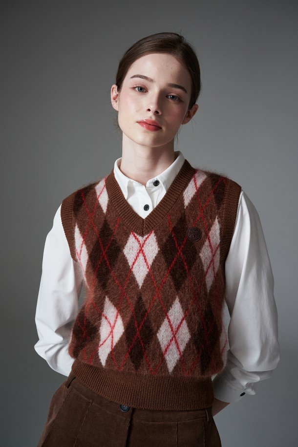 **코듀로이 턱 쇼츠**는 초가을부터 겨울까지 따뜻하게 착용할 수 있는 여성용 쇼츠입니다. 브라운 컬러의 코듀로이 소재로 제작되어 우아한 스타일을 연출하며, 숏 기장과 A라인 핏으로 다리가 길어 보이는 효과를 줍니다. 턱 디테일과 플리츠 디자인이 더해져 세련된 느낌을 더하며, 기모 안감과 이너 쇼츠가 포함되어 편안한 착용감을 제공합니다. 골프룩, 일상룩 등 다양한 TPO에 활용 가능하며, 클래식하면서도 미니멀한 스타일을 선호하는 분들께 추천합니다.
