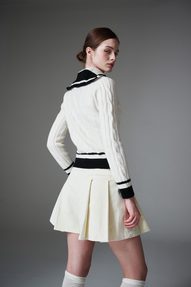 코듀로이 턱 쇼츠는 초가을부터 겨울까지 여성스러운 스타일을 연출하기 좋은 반바지입니다. 부드러운 코듀로이 소재에 턱 디테일과 플리츠 디자인을 더해 여성스러운 무드를 강조합니다. A라인 핏으로 편안하면서도 다리가 길어 보이는 효과를 주며, 안감 기모 처리로 따뜻하게 착용할 수 있습니다. 골프룩은 물론, 미니멀하고 클래식한 일상룩에도 잘 어울립니다. 이너 쇼츠가 포함되어 있어 활동성을 높였습니다.
