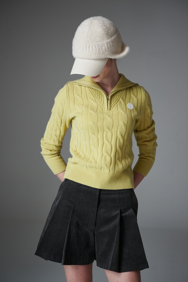 블랙 색상의 코듀로이 턱 쇼츠입니다. 초가을부터 겨울까지 착용하기 좋으며, 여성스러운 스타일을 연출합니다. A라인 핏과 두꺼운 두께, 기모 안감으로 따뜻하고 편안한 착용감을 선사합니다. 플리츠 디테일과 이너 쇼츠가 포함되어 활동성을 높였으며, 골프룩, 클래식, 미니멀, 걸리시 스타일링에 활용하기 좋습니다.
