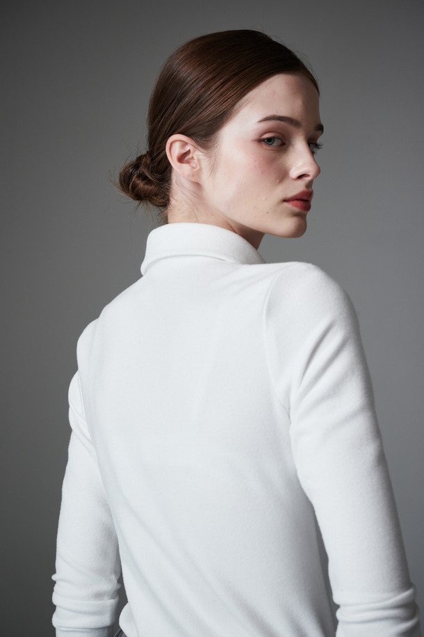 **Soft fleece collar T 플리스 카라티**는 부드러운 플리스 소재로 제작되어 겨울철 보온성을 높여주는 여성용 긴소매 카라넥 티셔츠입니다. 베이직하고 클래식한 디자인으로 골프 및 일상복으로 활용 가능하며, 레귤러핏으로 편안하게 착용할 수 있습니다. 압축된 플리스 소재와 중량감 있는 두께감으로 포근함을 더하며, 미니멀한 스타일을 연출하기 좋습니다. 무지 디자인의 화이트 컬러로 다양한 하의와 코디네이션이 용이합니다.
