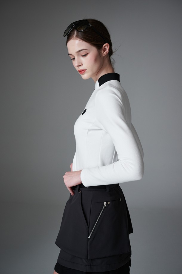 부드러운 플리스 소재의 여성 슬림 핏 집업 자켓입니다. 화이트와 블랙 두 가지 색상으로 제공되며, 가을과 겨울에 따뜻하게 착용할 수 있습니다. 네크라인에는 블랙 니트 배색이 포인트로 들어가 미니멀하면서도 스포티한 스타일을 연출합니다. 골프룩은 물론 일상에서도 편안하게 활용 가능하며, 두꺼운 두께감으로 보온성을 높였습니다. 긴 소매 기장의 무지 디자인으로 다양한 룩에 매치하기 좋습니다.
