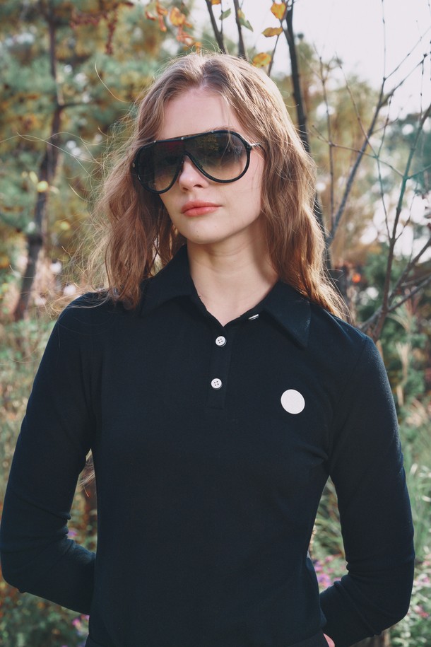 블랙 컬러의 Soft fleece collar T (플리스 카라티)는 겨울철 골프 및 일상에서 활용하기 좋은 여성 의류입니다. 부드러운 플리스 소재와 두꺼운 두께감으로 보온성을 높였으며, 압축된 플리스 소재 특유의 중량감이 편안한 착용감을 선사합니다. 레귤러핏에 긴 소매 기장, 카라넥 디자인으로 캐주얼, 스포티, 미니멀한 스타일을 연출할 수 있습니다. 무지 패턴으로 어떤 하의와도 쉽게 매치하여 다양한 골프룩을 완성해보세요.
