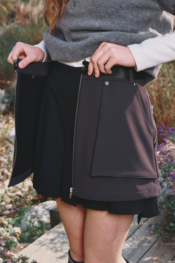 레이어드 미니 스커트는 여성 골프룩을 위한 스포티한 스타일의 겨울용 치마입니다. 블랙 컬러의 A라인 핏으로, 기모 안감과 방수 소재를 사용하여 보온성과 기능성을 높였습니다. 부드러운 촉감과 무지 패턴으로 편안함을 더했으며, 미니스커트 디자인에 레이어드 스타일을 더해 세련된 느낌을 줍니다. 실버 지퍼와 리벳 디테일로 포인트를 주어, 밋밋하지 않게 디자인되었습니다.
