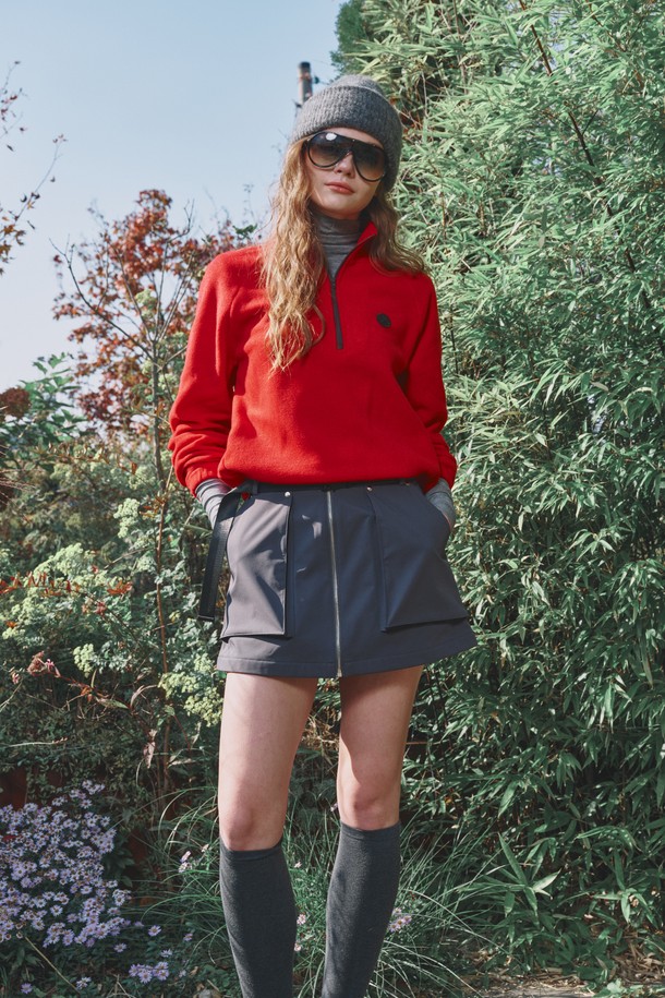 레이어드 미니 스커트는 여성용으로, 겨울철 추위에도 끄떡없는 보온 기능을 갖춘 스커트입니다. 스포티하고 캐주얼한 스타일을 연출하며, 방수 소재와 기모 안감으로 제작되어 기능성을 높였습니다. A라인 핏에 블랙 컬러와 무지 디자인으로 어떤 상의와도 쉽게 매치할 수 있습니다. 특히 골프룩에 적합하며, 실버 지퍼와 리벳 디테일이 포인트를 더합니다. 바지나 다른 스커트 위에 레이어드하여 다양한 스타일을 연출할 수 있습니다.
