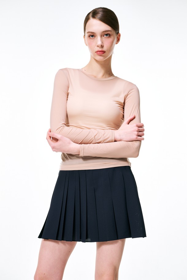 UV 프로텍트 냉감 이너T는 자외선 차단 기능과 시원한 냉감 기능을 갖춘 여성 골프 의류입니다. 얇고 쉬어한 나일론과 스판덱스 혼방 소재로 제작되어 슬림핏을 선사하며, 라운드넥과 긴 소매 디자인으로 스포티한 스타일을 연출합니다. 여름 시즌에 적합하며, 흡습 기능까지 갖춰 쾌적한 착용감을 제공합니다. 골프룩에 활용하여 활동성을 높여보세요.
