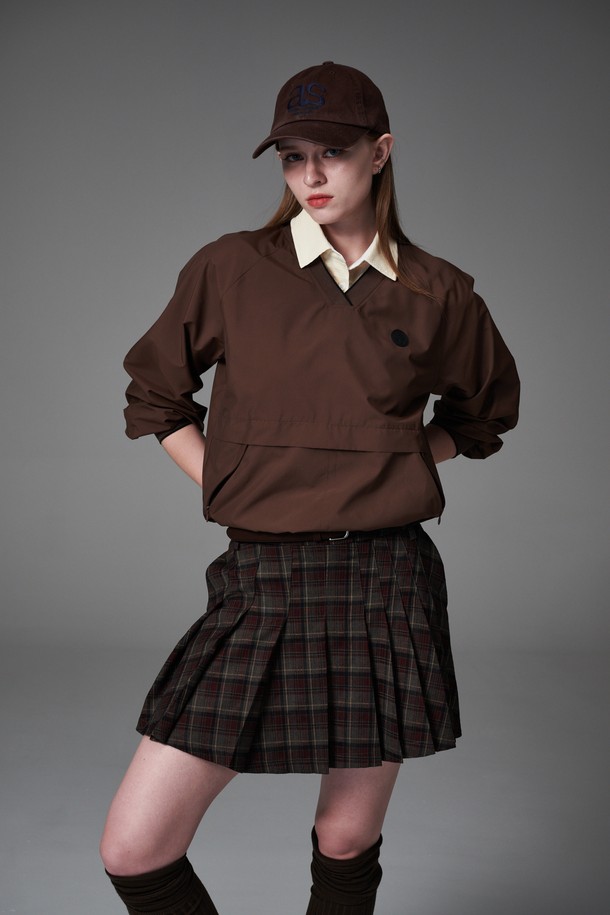 체크 패턴 플리츠 스커트는 여성스러운 스타일과 트렌디함을 동시에 갖춘 플리츠 스커트입니다. 가을, 겨울에 어울리는 디자인으로 골프, 일상 등 다양한 TPO에 활용할 수 있습니다. 레이온, 폴리에스터, 스판덱스 혼방 소재로 제작되어 편안한 착용감을 선사합니다. 와인, 브라운, 블랙, 베이지 등 다채로운 컬러의 체크 패턴으로 클래식, 미니멀, 걸리시 룩을 연출할 수 있습니다. 25FW 시즌을 겨냥한 매력적인 아이템입니다.
