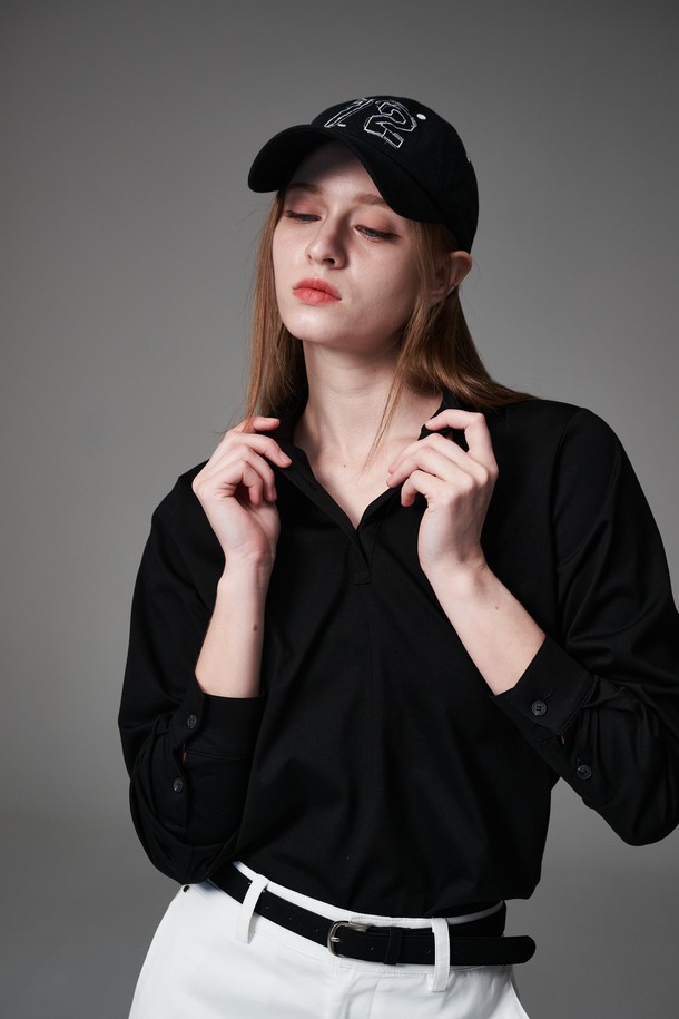 블랙 컬러의 루즈핏 카라티입니다. 여성 의류로, 골프 및 일상생활에서 모두 활용 가능한 활용도 높은 아이템입니다. 봄, 여름, 가을 시즌에 적합하며, 베이직하고 캐주얼한 스타일을 연출합니다. 폴리에스테르와 면 혼방 소재로 제작되어 탄탄한 촉감을 선사하며, 세탁 후에도 형태 유지가 용이합니다. 단추 디테일이 있으며, 베스트 이너용으로도 활용할 수 있습니다.
