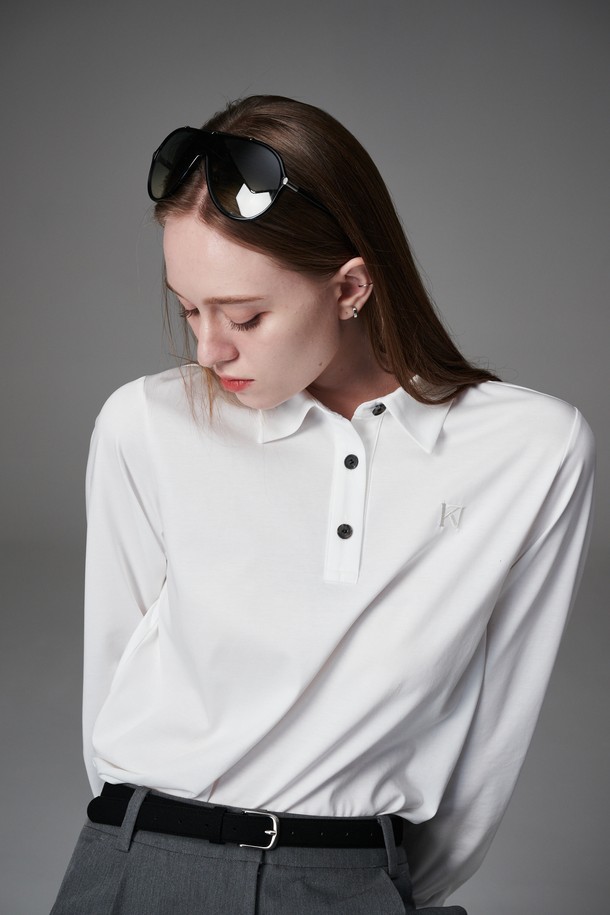 "collar T like shirts" 루즈핏 카라티는 여성 골프 및 일상복으로 활용하기 좋은 상의입니다. 화이트 색상의 무지 디자인으로, 봄, 여름, 가을 시즌에 착용하기 적합합니다. 캐주얼하고 베이직한 스타일을 연출하며, 레귤러 기장과 긴 소매로 편안한 착용감을 선사합니다. 폴리에스테르와 면 혼방 소재로 제작되어 탄탄한 촉감을 느낄 수 있으며, 단추 디테일이 돋보입니다. 특히, 베스트 이너로 활용하기 좋고 세탁 후에도 형태가 유지되는 실용적인 아이템입니다.
