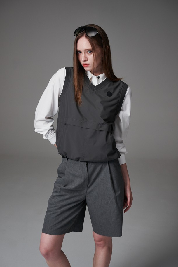 워터프루프 포켓 디테일 우븐 베스트는 골프 및 일상복으로 활용 가능한 여성용 베스트입니다. 블랙과 그레이 두 가지 색상으로 출시되었으며, 봄, 가을에 착용하기 적합합니다. 얇은 두께의 폴리에스터 소재로 제작되었으며, 방수 기능을 갖춰 변덕스러운 날씨에도 쾌적하게 착용할 수 있습니다. 브이넥 디자인에 레귤러핏으로 제작되었으며, 포켓 디테일과 니트 암홀 마감, 우븐 소재가 특징입니다. 스포티하면서도 미니멀한 스타일을 연출할 수 있습니다.
