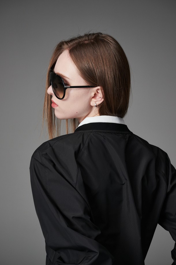 골프는 물론 일상에서도 스타일리시하게 연출할 수 있는 방수 V넥 우븐 맨투맨입니다. 가볍고 산뜻한 폴리에스테르 소재로 제작되어 봄, 가을 시즌에 적합하며, 레귤러핏으로 편안한 착용감을 선사합니다. 그레이, 브라운, 블랙 세 가지 컬러로 출시되어 어떤 스타일에도 매치하기 용이합니다. 혼솔지퍼가 장착된 주머니와 밑단 스트링 디자인으로 실용성과 디자인 모두 놓치지 않았습니다. 스포티, 캐주얼, 미니멀한 무드를 연출하여 다채로운 스타일을 즐길 수 있습니다.
