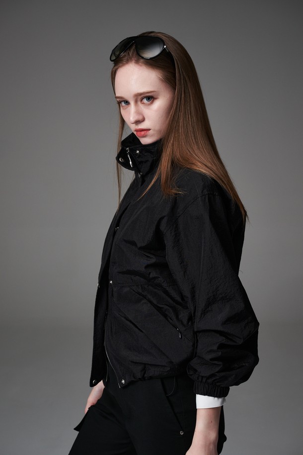 모크넥 스트링 점퍼는 간절기에 활용하기 좋은 여성용 점퍼입니다. 부드러운 촉감의 폴리에스테르 소재로 제작되었으며, 얇은 두께감과 은은한 광택감이 특징입니다. 미니멀하고 모던한 스타일로 일상 또는 골프룩에 모두 잘 어울립니다. 크링클 원단과 은색 지퍼 디테일, 투웨이 지퍼로 밑단 오픈이 가능한 디자인이 돋보입니다. 레귤러 핏에 긴 소매 기장으로 편안하게 착용할 수 있으며, 안감은 매쉬 소재로 마감되었습니다.
