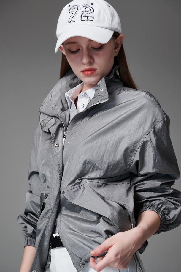 모크넥 스트링 점퍼는 여성 골프 및 일상룩에 적합한 아우터입니다. 부드러운 촉감의 얇은 두께로 봄, 가을에 활용하기 좋으며, 크링클 원단과 은은한 광택이 특징입니다. 모크넥 디자인과 레귤러핏으로 스포티하면서도 캐주얼한 스타일을 연출합니다. 투웨이 지퍼, 매쉬 안감, 은색 지퍼 디테일이 돋보이며, 무지 그레이 컬러로 미니멀한 매력을 더합니다.
