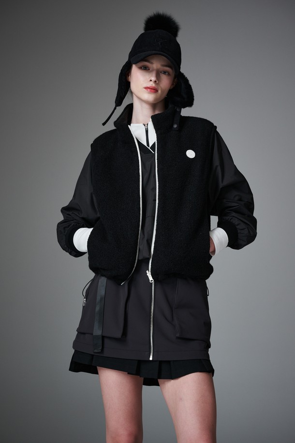 부클 리버시블 베스트는 부드러운 촉감의 부클 소재로 제작된 여성용 베스트입니다. 겨울철 보온성을 높여주는 두꺼운 두께감과 패딩 안감으로 따뜻하게 착용할 수 있습니다. 퀼팅 디테일이 돋보이며, 캐주얼, 스포티, 미니멀 스타일을 모두 소화 가능합니다. 블랙 컬러의 무지 디자인으로 어떤 골프룩에도 쉽게 매치할 수 있으며, 일상복으로도 활용도가 높습니다. 집업 방식으로 간편하게 착용할 수 있는 레귤러핏 리버시블 베스트입니다.
