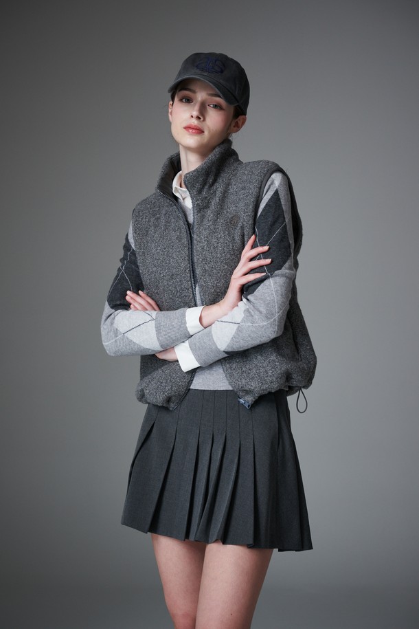 부클 리버시블 베스트는 가을, 겨울 시즌 여성 골프 및 일상복으로 활용하기 좋은 아우터입니다. 캐주얼 및 스포티 스타일을 연출할 수 있으며, 두꺼운 부클 소재로 제작되어 부드러운 촉감과 뛰어난 보온성을 제공합니다. 크롭 기장에 민소매 디자인으로 활동성을 높였으며, 퀼팅 디테일과 리버시블 디자인으로 다양한 스타일을 연출할 수 있습니다. 컬러는 세련된 그레이 컬러로, 오픈 방식으로 편안하게 착용 가능합니다.
