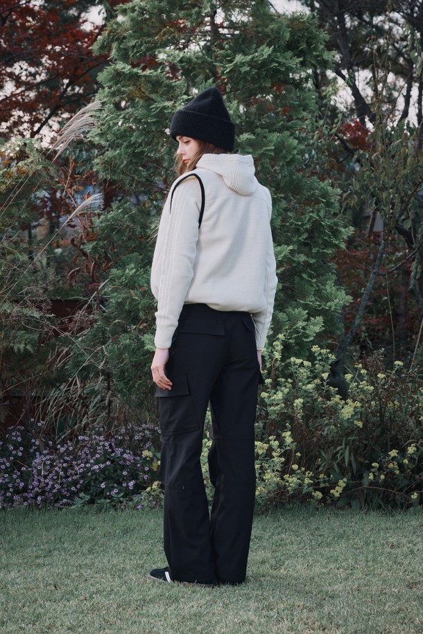 Keep warm semi wide pants (킵 웜 세미 와이드 팬츠)는 겨울 시즌 여성 골프 및 일상복으로 활용하기 좋은 기모 세미 와이드 팬츠입니다. 부드러운 촉감의 두꺼운 기모 소재로 제작되어 보온성을 높였으며, 루즈핏의 편안한 착용감을 제공합니다. 허리 뒷밴딩과 무릎 턱 디테일, 유틸리티 스타일의 주머니 디테일이 돋보이는 디자인입니다. 블랙 색상의 무지 패턴으로 캐주얼, 스포티, 미니멀 스타일을 모두 소화할 수 있습니다. 긴 기장감의 세미 와이드 핏으로 다양한 상의와 매치하여 스타일리시하게 연출할 수 있습니다.
