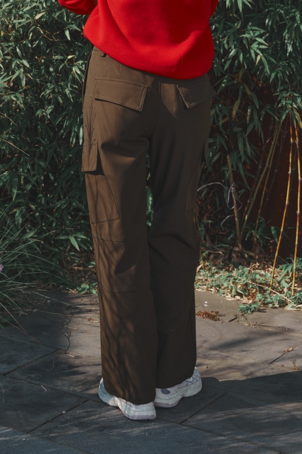 Keep warm semi wide pants (킵 웜 세미 와이드 팬츠)는 부드러운 기모 소재로 제작되어 따뜻하고 편안한 착용감을 선사하는 여성용 세미 와이드 팬츠입니다. 겨울철 추위에도 끄떡없는 두꺼운 두께감으로 보온성을 높였으며, 허리 뒷밴딩 처리로 편안한 활동성을 제공합니다. 캐주얼, 스포티, 미니멀 스타일을 모두 소화할 수 있는 활용도 높은 디자인으로, 골프룩은 물론 일상에서도 멋스럽게 연출할 수 있습니다. 무릎 턱 디테일과 유틸리티 스타일의 주머니 디테일이 돋보이며, 루즈핏으로 편안하면서도 세련된 핏을 연출합니다. 톤 다운된 브라운 컬러는 어떤 상의와도 매치하기 쉬워 데일리 팬츠로 손색없습니다.
