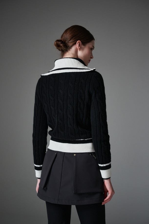 **Contraste half zip up (컨트라스트 하프 니트 집업)**은 여성용 상의로, 골프 및 일상생활에서 모두 활용 가능한 하프 집업 니트입니다. 블랙과 화이트 두 가지 색상으로 출시되었으며, 봄, 가을, 겨울 계절에 착용하기 좋습니다. 울 소재로 제작되어 부드러운 촉감을 선사하며, 슬림핏 디자인으로 여성스러운 실루엣을 강조합니다. 하프넥, 긴 소매, 케이블 패턴, 두꺼운 두께가 특징이며, 네크라인, 소매, 밑단에 컨트라스트 배색 디테일을 더해 스포티하면서도 클래식한 매력을 줍니다. 레이어드하여 다양한 스타일을 연출할 수 있으며, 골프룩으로도 활용하기 좋습니다.
