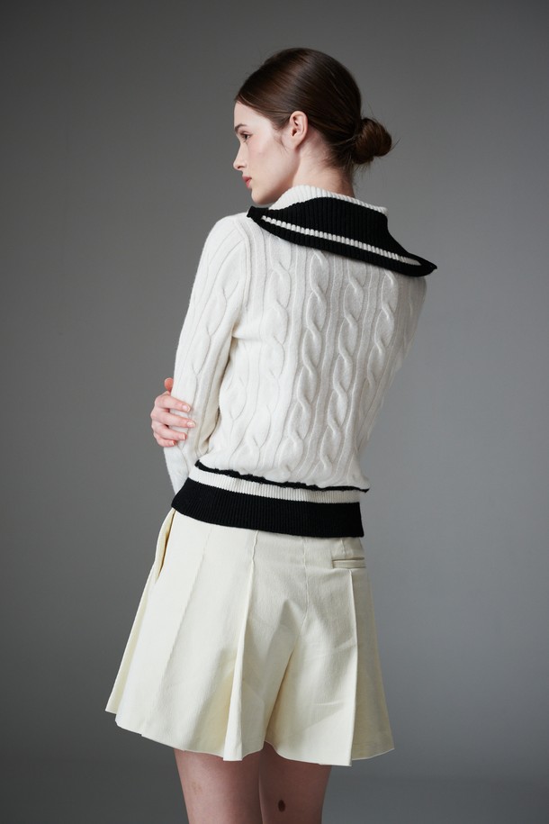 Contraste half zip up (컨트라스트 하프 니트 집업)은 여성용 상의로, 부드러운 울 소재와 두꺼운 두께감으로 따뜻함을 선사합니다. 하프넥 디자인에 슬림핏으로 제작되었으며, 특히 컨트라스트 배색 디테일이 돋보이는 제품입니다. 라운드넥, 소매, 밑단에 배색 포인트를 주어 스포티하면서도 베이직한 스타일을 연출합니다. 봄, 가을, 겨울 시즌에 골프 및 일상복으로 활용 가능하며, 레이어드하여 다양한 스타일링을 즐길 수 있습니다. 블랙, 화이트 두 가지 색상으로 만나보세요.
