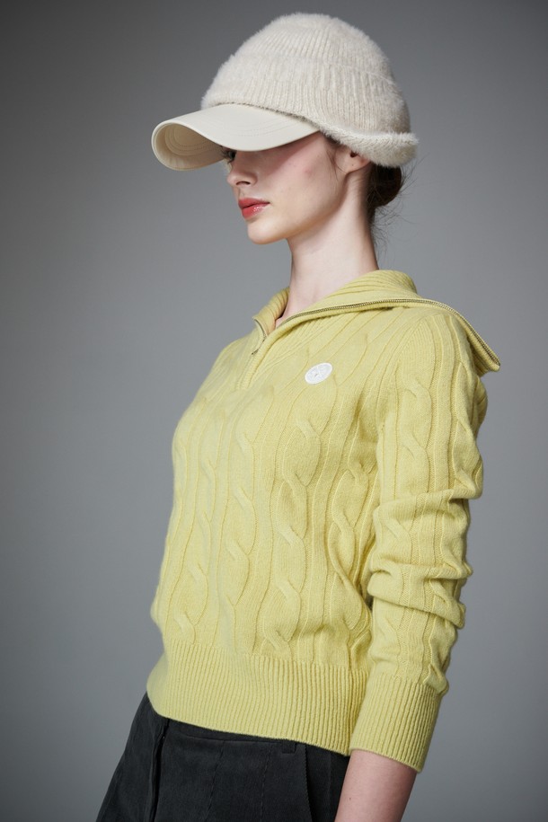 "Contraste 하프 집업 컨트라스트 하프 니트 집업"은 여성 골프룩, 일상복으로 활용 가능한 하프넥 스타일의 니트 집업입니다. 화이트와 옐로우 두 가지 색상으로 제공되며, 봄, 가을, 겨울 계절에 착용하기 좋습니다. 슬림핏 디자인에 울 소재, 두꺼운 두께감으로 따뜻하고 부드러운 촉감을 선사합니다. 케이블 패턴과 컨트라스트 배색이 특징이며, 레이어드하여 다양한 스타일을 연출할 수 있습니다.
