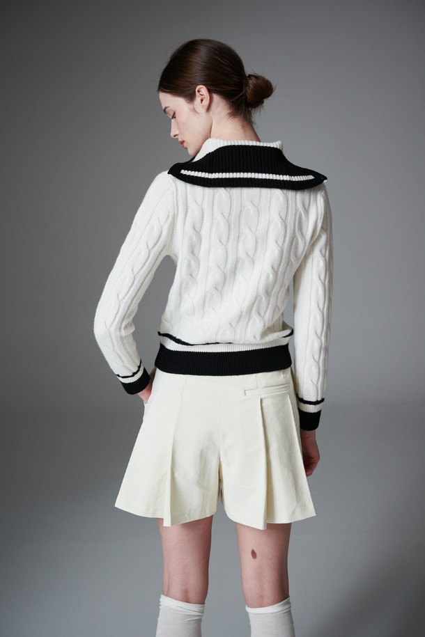 코듀로이 턱 쇼츠는 초가을부터 겨울까지 여성스러운 스타일을 연출하기 좋은 반바지입니다. 부드러운 코듀로이 소재에 턱 디테일과 플리츠 디자인을 더해 여성스러운 무드를 강조합니다. A라인 핏으로 편안하면서도 다리가 길어 보이는 효과를 주며, 안감 기모 처리로 따뜻하게 착용할 수 있습니다. 골프룩은 물론, 미니멀하고 클래식한 일상룩에도 잘 어울립니다. 이너 쇼츠가 포함되어 있어 활동성을 높였습니다.
