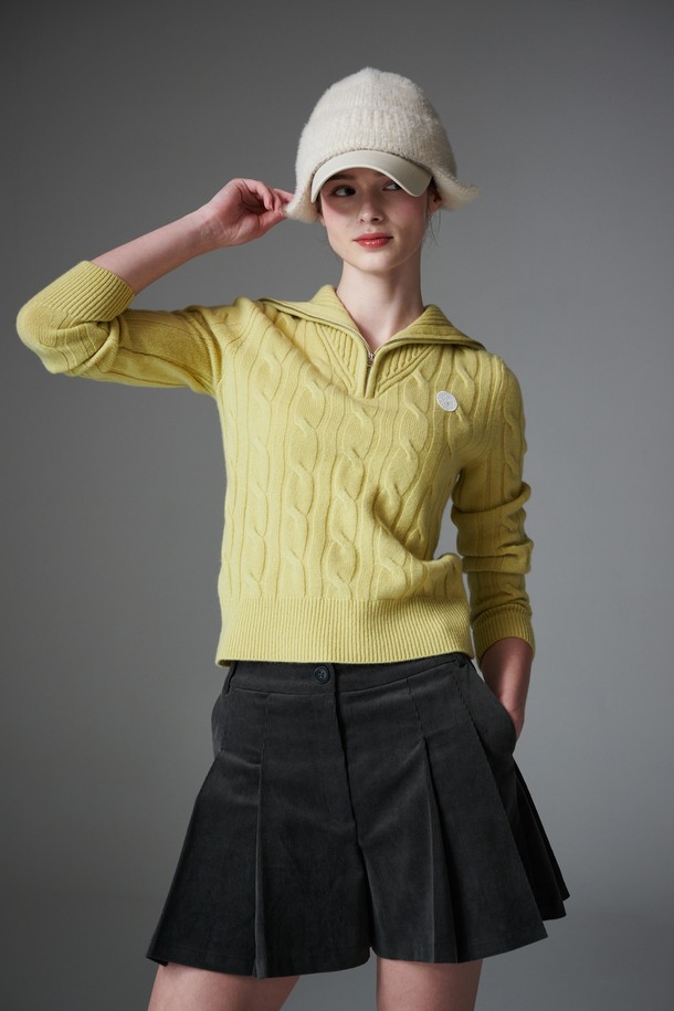 블랙 색상의 코듀로이 턱 쇼츠입니다. 초가을부터 겨울까지 착용하기 좋으며, 여성스러운 스타일을 연출합니다. A라인 핏과 두꺼운 두께, 기모 안감으로 따뜻하고 편안한 착용감을 선사합니다. 플리츠 디테일과 이너 쇼츠가 포함되어 활동성을 높였으며, 골프룩, 클래식, 미니멀, 걸리시 스타일링에 활용하기 좋습니다.
