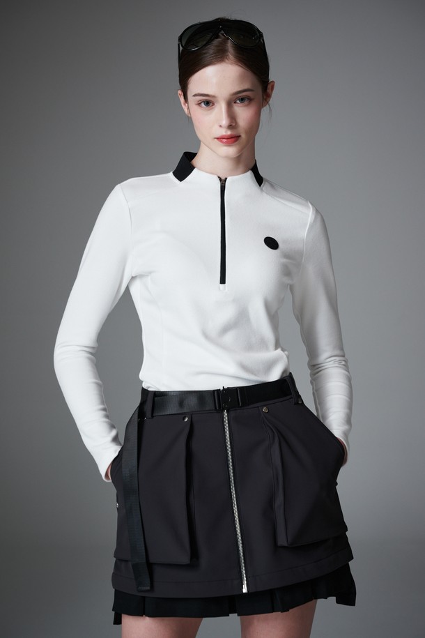 레이어드 미니 스커트는 여성 골프룩을 위한 스포티한 스타일의 겨울용 치마입니다. 블랙 컬러의 A라인 핏으로, 기모 안감과 방수 소재를 사용하여 보온성과 기능성을 높였습니다. 부드러운 촉감과 무지 패턴으로 편안함을 더했으며, 미니스커트 디자인에 레이어드 스타일을 더해 세련된 느낌을 줍니다. 실버 지퍼와 리벳 디테일로 포인트를 주어, 밋밋하지 않게 디자인되었습니다.
