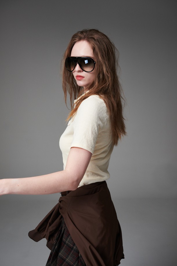 플랩 카라티는 여성 골프 및 일상용으로 제작된 아이보리 컬러의 반소매 카라티입니다. 얇은 두께감과 요철감 있는 촉감, 통기성과 흡습 기능으로 여름철에도 쾌적하게 착용할 수 있습니다. 플랩 카라 디자인과 넥밴드 안쪽 우븐 소재 패치, 주머니 디테일이 돋보이며, 어깨에 맞는 실루엣으로 캐주얼, 스포티, 미니멀 스타일을 연출합니다. 레귤러핏으로 편안함을 더하여 골프룩은 물론 데일리룩으로도 활용하기 좋습니다.
