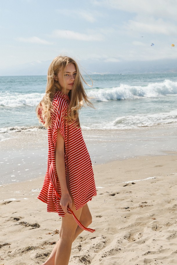 테리후드 케이프는 부드러운 촉감의 테리 소재로 제작되어 편안함을 선사합니다. 여름 시즌, 수영이나 비치웨어 위에 가볍게 걸쳐 휴가룩, 리조트룩, 여름 바캉스룩을 연출하기 좋은 아이템입니다. 루즈핏으로 활동성을 높였으며, 레드와 화이트 스트라이프 패턴이 캐주얼하면서도 스포티한 무드를 더합니다. 후드 디자인과 옆라인 트임, 단추 디테일, 허리 벨트 고정으로 스타일리시함을 더했습니다. 얇은 두께감으로 여름철에도 시원하게 착용 가능합니다.
