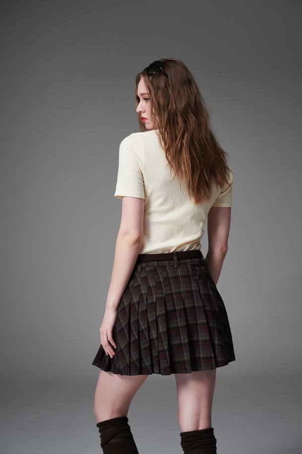 체크 패턴 플리츠 스커트는 여성스러운 스타일과 트렌디함을 동시에 갖춘 플리츠 스커트입니다. 가을, 겨울에 어울리는 디자인으로 골프, 일상 등 다양한 TPO에 활용할 수 있습니다. 레이온, 폴리에스터, 스판덱스 혼방 소재로 제작되어 편안한 착용감을 선사합니다. 와인, 브라운, 블랙, 베이지 등 다채로운 컬러의 체크 패턴으로 클래식, 미니멀, 걸리시 룩을 연출할 수 있습니다. 25FW 시즌을 겨냥한 매력적인 아이템입니다.
