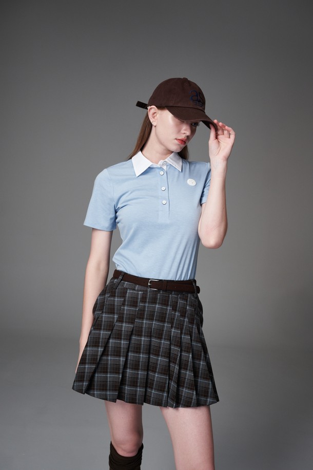 **우븐 배색 카라T**는 여성 골프 및 일상복으로 활용하기 좋은 상의입니다. 하늘색과 화이트 두 가지 색상으로 출시되었으며, 봄, 여름 시즌에 적합한 얇은 두께감으로 시원하게 착용할 수 있습니다. 레이온, 폴리에스터, 스판덱스 혼방 소재로 제작되어 부드러운 촉감과 뛰어난 신축성을 자랑합니다. 우븐 카라 배색 디테일과 슬림핏 디자인으로 캐주얼하면서도 미니멀한 스타일을 연출하며, 세탁기 및 건조기 사용이 가능하여 관리가 용이합니다.
