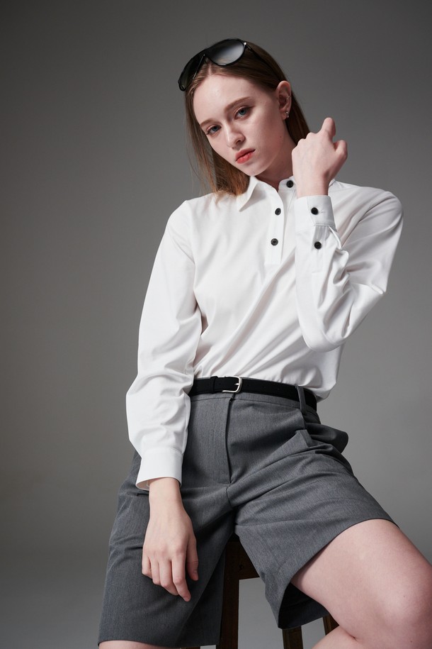 "collar T like shirts" 루즈핏 카라티는 여성 골프 및 일상복으로 활용하기 좋은 상의입니다. 화이트 색상의 무지 디자인으로, 봄, 여름, 가을 시즌에 착용하기 적합합니다. 캐주얼하고 베이직한 스타일을 연출하며, 레귤러 기장과 긴 소매로 편안한 착용감을 선사합니다. 폴리에스테르와 면 혼방 소재로 제작되어 탄탄한 촉감을 느낄 수 있으며, 단추 디테일이 돋보입니다. 특히, 베스트 이너로 활용하기 좋고 세탁 후에도 형태가 유지되는 실용적인 아이템입니다.
