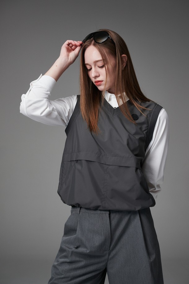 워터프루프 포켓 디테일 우븐 베스트는 골프 및 일상복으로 활용 가능한 여성용 베스트입니다. 블랙과 그레이 두 가지 색상으로 출시되었으며, 봄, 가을에 착용하기 적합합니다. 얇은 두께의 폴리에스터 소재로 제작되었으며, 방수 기능을 갖춰 변덕스러운 날씨에도 쾌적하게 착용할 수 있습니다. 브이넥 디자인에 레귤러핏으로 제작되었으며, 포켓 디테일과 니트 암홀 마감, 우븐 소재가 특징입니다. 스포티하면서도 미니멀한 스타일을 연출할 수 있습니다.
