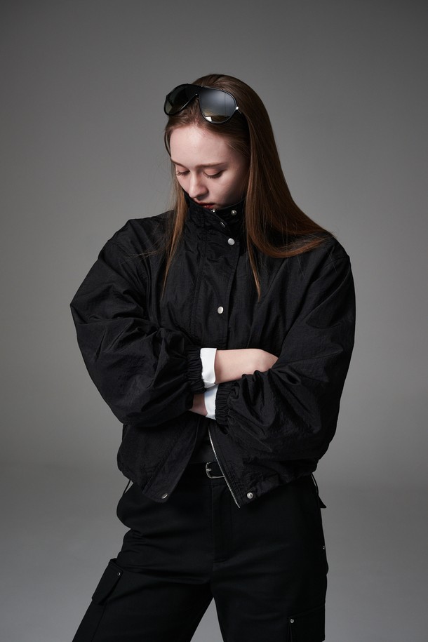 모크넥 스트링 점퍼는 간절기에 활용하기 좋은 여성용 점퍼입니다. 부드러운 촉감의 폴리에스테르 소재로 제작되었으며, 얇은 두께감과 은은한 광택감이 특징입니다. 미니멀하고 모던한 스타일로 일상 또는 골프룩에 모두 잘 어울립니다. 크링클 원단과 은색 지퍼 디테일, 투웨이 지퍼로 밑단 오픈이 가능한 디자인이 돋보입니다. 레귤러 핏에 긴 소매 기장으로 편안하게 착용할 수 있으며, 안감은 매쉬 소재로 마감되었습니다.
