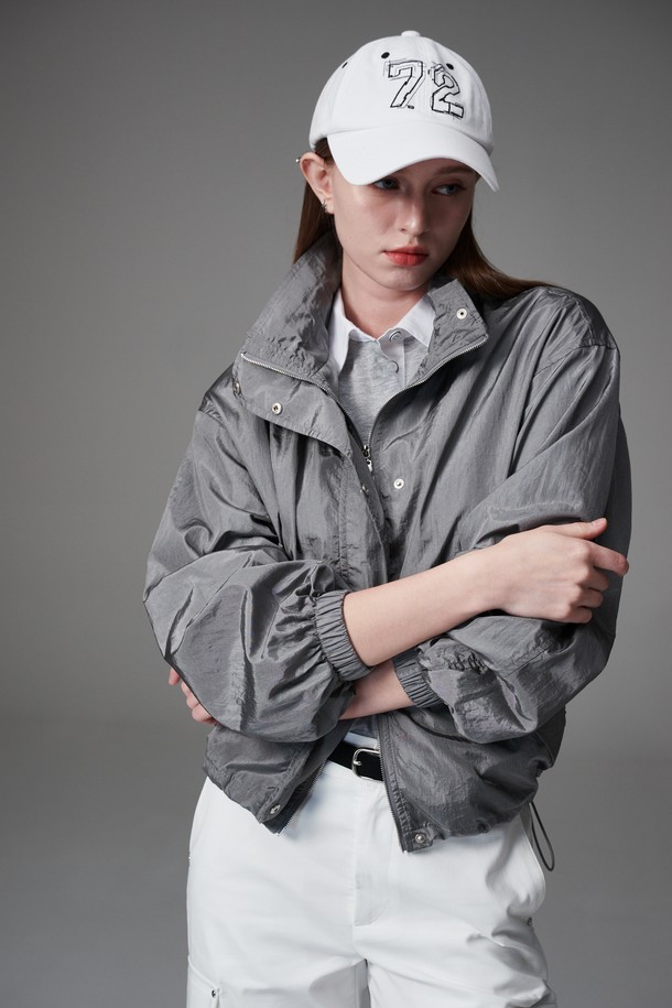 모크넥 스트링 점퍼는 여성 골프 및 일상룩에 적합한 아우터입니다. 부드러운 촉감의 얇은 두께로 봄, 가을에 활용하기 좋으며, 크링클 원단과 은은한 광택이 특징입니다. 모크넥 디자인과 레귤러핏으로 스포티하면서도 캐주얼한 스타일을 연출합니다. 투웨이 지퍼, 매쉬 안감, 은색 지퍼 디테일이 돋보이며, 무지 그레이 컬러로 미니멀한 매력을 더합니다.
