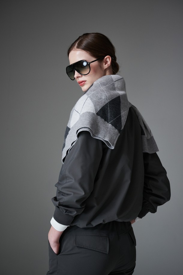 블랙 컬러의 Double face (더블 페이스) 이중직 조거 팬츠입니다. 부드러운 촉감과 두꺼운 두께감으로 편안한 착용감을 선사하며, 사계절 내내 활용 가능한 실용적인 아이템입니다. 무릎 턱 디테일과 릴랙스핏 조거 디자인으로 스포티하면서도 캐주얼한 스타일을 연출합니다. 허리 뒷부분 스트레치 밴딩과 사방 스트레치 기능으로 활동성을 높였으며, 골프룩과 일상복 모두에 잘 어울립니다. 폴리에스터와 스판덱스 혼방 소재로 제작되어 우수한 내구성과 편안함을 제공합니다.
