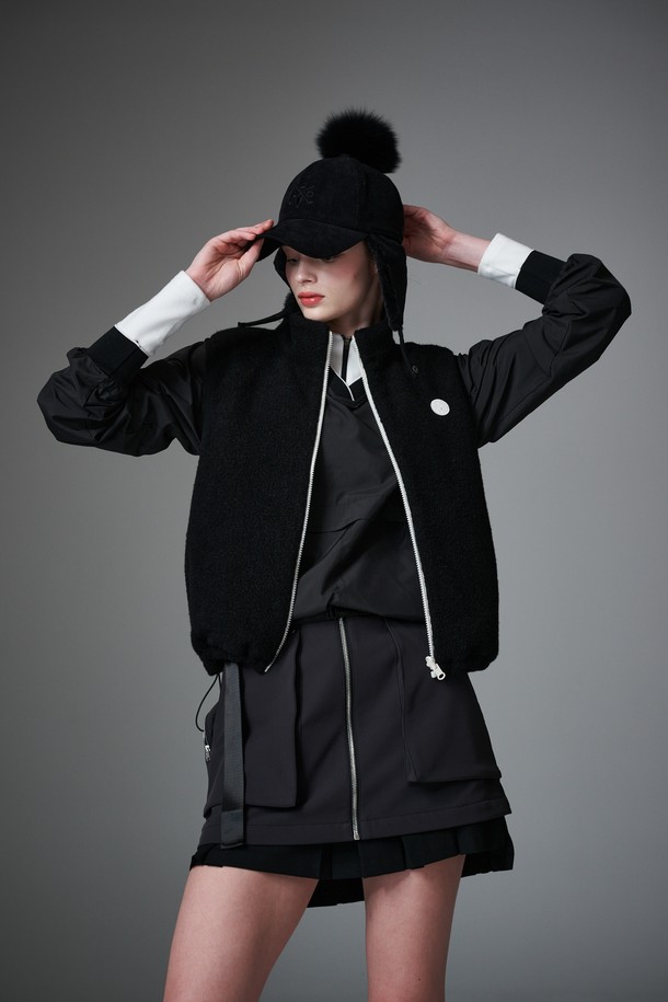 부클 리버시블 베스트는 부드러운 촉감의 부클 소재로 제작된 여성용 베스트입니다. 겨울철 보온성을 높여주는 두꺼운 두께감과 패딩 안감으로 따뜻하게 착용할 수 있습니다. 퀼팅 디테일이 돋보이며, 캐주얼, 스포티, 미니멀 스타일을 모두 소화 가능합니다. 블랙 컬러의 무지 디자인으로 어떤 골프룩에도 쉽게 매치할 수 있으며, 일상복으로도 활용도가 높습니다. 집업 방식으로 간편하게 착용할 수 있는 레귤러핏 리버시블 베스트입니다.
