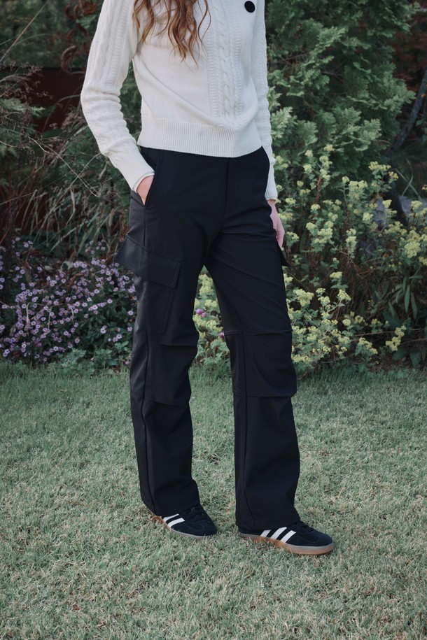 Keep warm semi wide pants (킵 웜 세미 와이드 팬츠)는 겨울 시즌 여성 골프 및 일상복으로 활용하기 좋은 기모 세미 와이드 팬츠입니다. 부드러운 촉감의 두꺼운 기모 소재로 제작되어 보온성을 높였으며, 루즈핏의 편안한 착용감을 제공합니다. 허리 뒷밴딩과 무릎 턱 디테일, 유틸리티 스타일의 주머니 디테일이 돋보이는 디자인입니다. 블랙 색상의 무지 패턴으로 캐주얼, 스포티, 미니멀 스타일을 모두 소화할 수 있습니다. 긴 기장감의 세미 와이드 핏으로 다양한 상의와 매치하여 스타일리시하게 연출할 수 있습니다.
