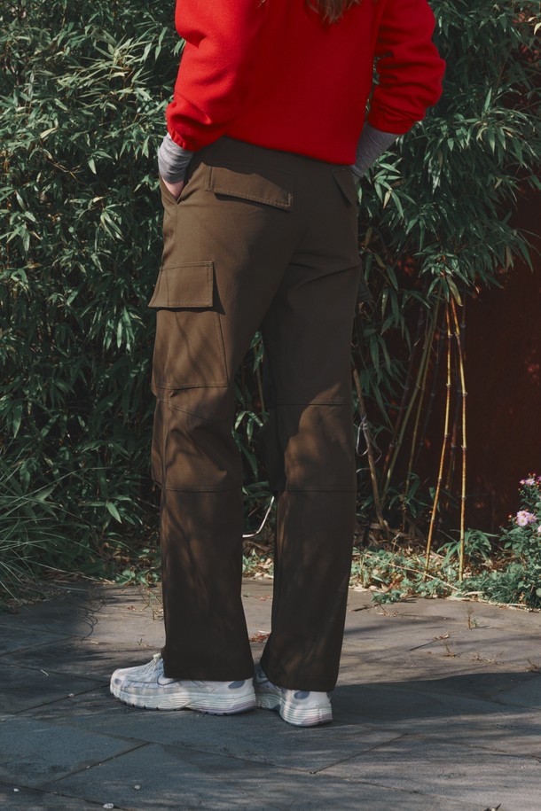 Keep warm semi wide pants (킵 웜 세미 와이드 팬츠)는 부드러운 기모 소재로 제작되어 따뜻하고 편안한 착용감을 선사하는 여성용 세미 와이드 팬츠입니다. 겨울철 추위에도 끄떡없는 두꺼운 두께감으로 보온성을 높였으며, 허리 뒷밴딩 처리로 편안한 활동성을 제공합니다. 캐주얼, 스포티, 미니멀 스타일을 모두 소화할 수 있는 활용도 높은 디자인으로, 골프룩은 물론 일상에서도 멋스럽게 연출할 수 있습니다. 무릎 턱 디테일과 유틸리티 스타일의 주머니 디테일이 돋보이며, 루즈핏으로 편안하면서도 세련된 핏을 연출합니다. 톤 다운된 브라운 컬러는 어떤 상의와도 매치하기 쉬워 데일리 팬츠로 손색없습니다.
