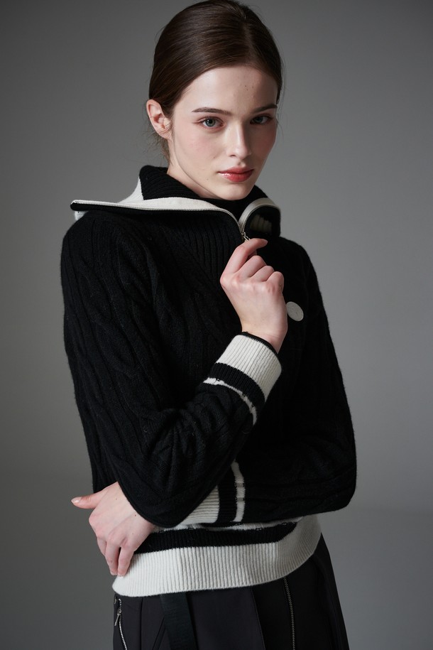 **Contraste half zip up (컨트라스트 하프 니트 집업)**은 여성용 상의로, 골프 및 일상생활에서 모두 활용 가능한 하프 집업 니트입니다. 블랙과 화이트 두 가지 색상으로 출시되었으며, 봄, 가을, 겨울 계절에 착용하기 좋습니다. 울 소재로 제작되어 부드러운 촉감을 선사하며, 슬림핏 디자인으로 여성스러운 실루엣을 강조합니다. 하프넥, 긴 소매, 케이블 패턴, 두꺼운 두께가 특징이며, 네크라인, 소매, 밑단에 컨트라스트 배색 디테일을 더해 스포티하면서도 클래식한 매력을 줍니다. 레이어드하여 다양한 스타일을 연출할 수 있으며, 골프룩으로도 활용하기 좋습니다.
