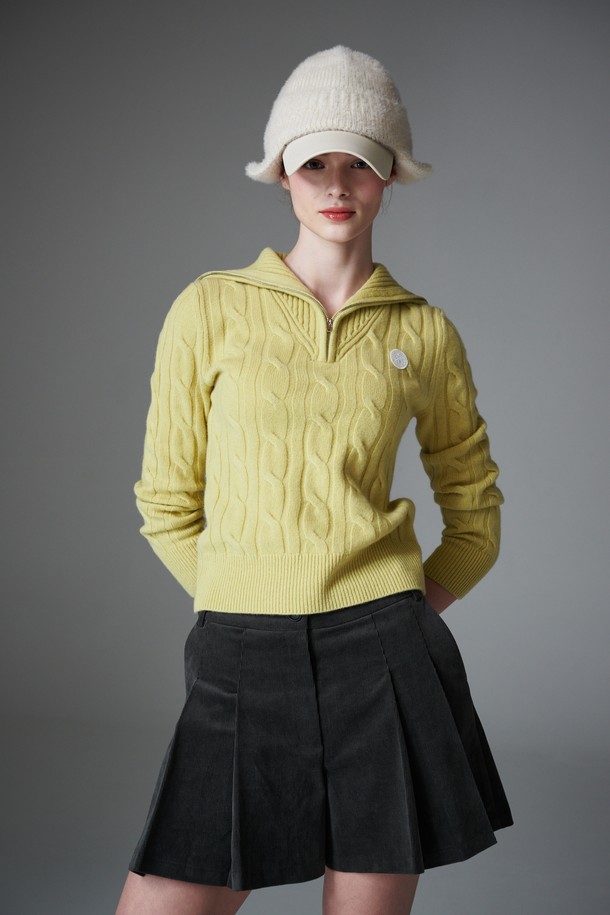 블랙 색상의 코듀로이 턱 쇼츠입니다. 초가을부터 겨울까지 착용하기 좋으며, 여성스러운 스타일을 연출합니다. A라인 핏과 두꺼운 두께, 기모 안감으로 따뜻하고 편안한 착용감을 선사합니다. 플리츠 디테일과 이너 쇼츠가 포함되어 활동성을 높였으며, 골프룩, 클래식, 미니멀, 걸리시 스타일링에 활용하기 좋습니다.
