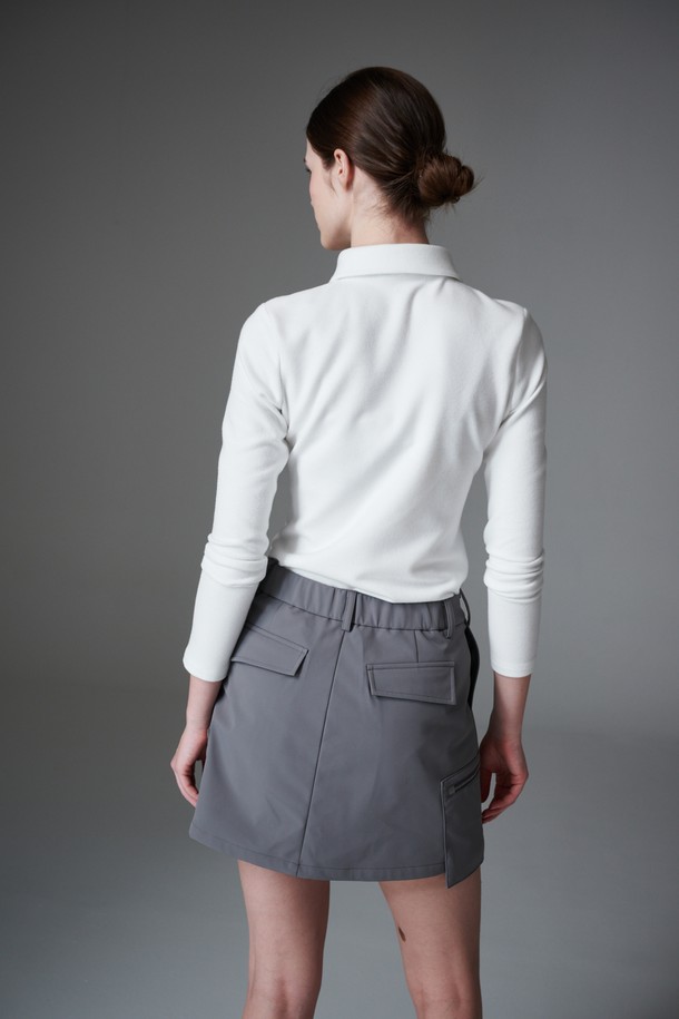 **Soft fleece collar T 플리스 카라티**는 부드러운 플리스 소재로 제작되어 겨울철 보온성을 높여주는 여성용 긴소매 카라넥 티셔츠입니다. 베이직하고 클래식한 디자인으로 골프 및 일상복으로 활용 가능하며, 레귤러핏으로 편안하게 착용할 수 있습니다. 압축된 플리스 소재와 중량감 있는 두께감으로 포근함을 더하며, 미니멀한 스타일을 연출하기 좋습니다. 무지 디자인의 화이트 컬러로 다양한 하의와 코디네이션이 용이합니다.
