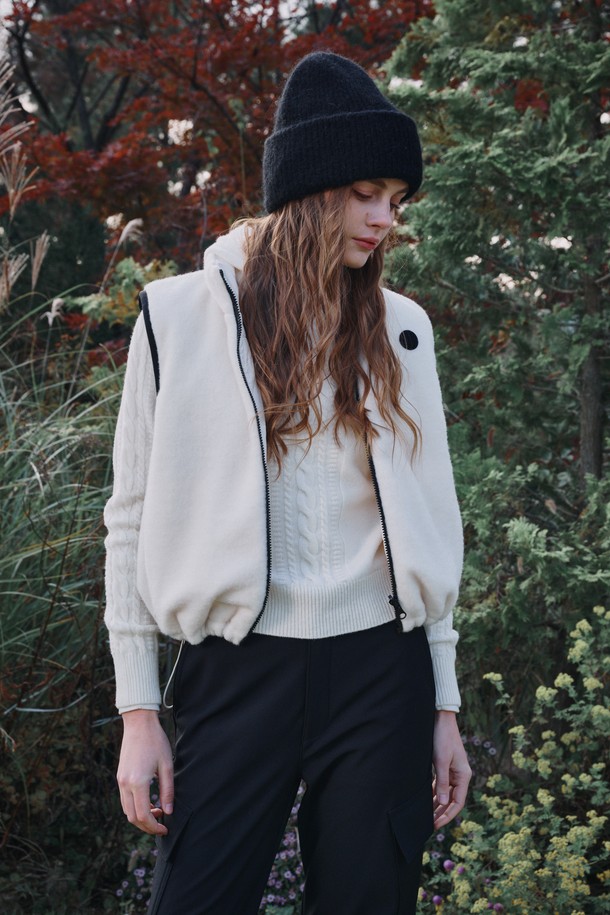 WINDBREAK(윈드브레이크) 케이블 후드 풀오버는 여성 골프 및 일상용으로 제작된 방풍 기능을 갖춘 겨울철 필수 아이템입니다. 부드러운 촉감의 울 소재와 레귤러핏으로 편안한 착용감을 선사하며, 클래식하고 베이직한 스타일을 연출합니다. 두꺼운 두께감의 긴소매 디자인과 후드 네크라인은 보온성을 높여 추운 날씨에도 따뜻하게 착용할 수 있습니다. 케이블 패턴이 돋보이는 디자인으로, 미니멀한 스타일을 선호하는 분들께 추천합니다.
