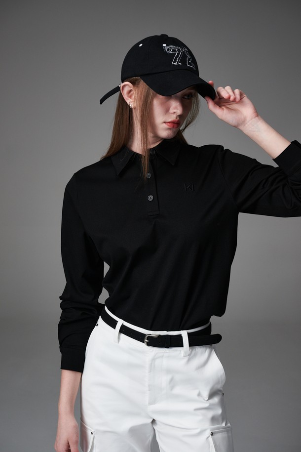 블랙 컬러의 루즈핏 카라티입니다. 여성 의류로, 골프 및 일상생활에서 모두 활용 가능한 활용도 높은 아이템입니다. 봄, 여름, 가을 시즌에 적합하며, 베이직하고 캐주얼한 스타일을 연출합니다. 폴리에스테르와 면 혼방 소재로 제작되어 탄탄한 촉감을 선사하며, 세탁 후에도 형태 유지가 용이합니다. 단추 디테일이 있으며, 베스트 이너용으로도 활용할 수 있습니다.
