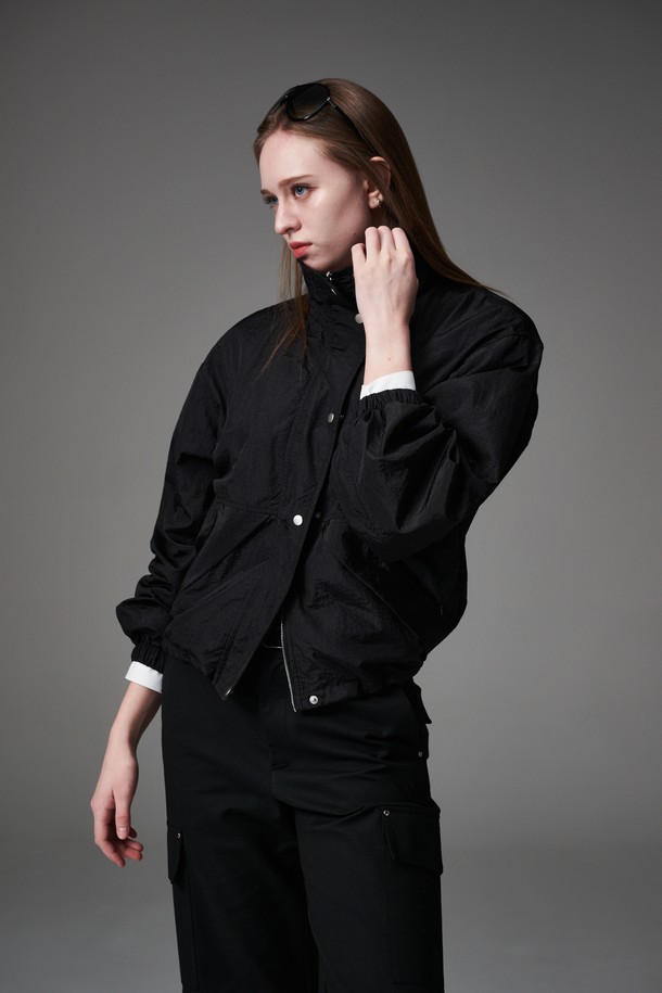 모크넥 스트링 점퍼는 간절기에 활용하기 좋은 여성용 점퍼입니다. 부드러운 촉감의 폴리에스테르 소재로 제작되었으며, 얇은 두께감과 은은한 광택감이 특징입니다. 미니멀하고 모던한 스타일로 일상 또는 골프룩에 모두 잘 어울립니다. 크링클 원단과 은색 지퍼 디테일, 투웨이 지퍼로 밑단 오픈이 가능한 디자인이 돋보입니다. 레귤러 핏에 긴 소매 기장으로 편안하게 착용할 수 있으며, 안감은 매쉬 소재로 마감되었습니다.
