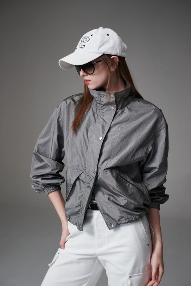 모크넥 스트링 점퍼는 여성 골프 및 일상룩에 적합한 아우터입니다. 부드러운 촉감의 얇은 두께로 봄, 가을에 활용하기 좋으며, 크링클 원단과 은은한 광택이 특징입니다. 모크넥 디자인과 레귤러핏으로 스포티하면서도 캐주얼한 스타일을 연출합니다. 투웨이 지퍼, 매쉬 안감, 은색 지퍼 디테일이 돋보이며, 무지 그레이 컬러로 미니멀한 매력을 더합니다.
