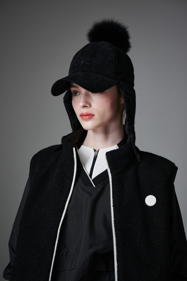 부클 리버시블 베스트는 부드러운 촉감의 부클 소재로 제작된 여성용 베스트입니다. 겨울철 보온성을 높여주는 두꺼운 두께감과 패딩 안감으로 따뜻하게 착용할 수 있습니다. 퀼팅 디테일이 돋보이며, 캐주얼, 스포티, 미니멀 스타일을 모두 소화 가능합니다. 블랙 컬러의 무지 디자인으로 어떤 골프룩에도 쉽게 매치할 수 있으며, 일상복으로도 활용도가 높습니다. 집업 방식으로 간편하게 착용할 수 있는 레귤러핏 리버시블 베스트입니다.
