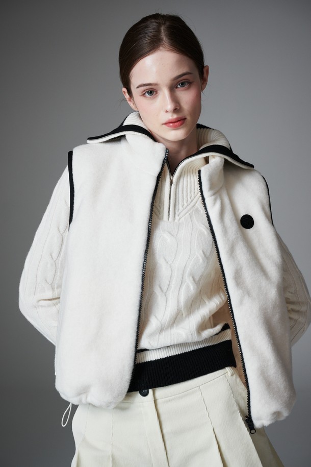 부클 리버시블 베스트는 여성 골프룩, 일상룩에 모두 활용 가능한 아우터입니다. 부드러운 촉감의 두꺼운 부클 소재로 제작되어 가을, 겨울철 따뜻하게 착용할 수 있습니다. 퀼팅 디테일과 패딩 안감으로 보온성을 높였으며, 민소매 디자인과 레귤러핏으로 스포티, 캐주얼, 미니멀 스타일을 소화하기 좋습니다. 앞면은 무지 스타일의 화이트 컬러, 뒷면은 리버시블 디자인으로 다양한 연출이 가능하며, 집업 여밈 방식과 레귤러 기장으로 편안함을 더했습니다.
