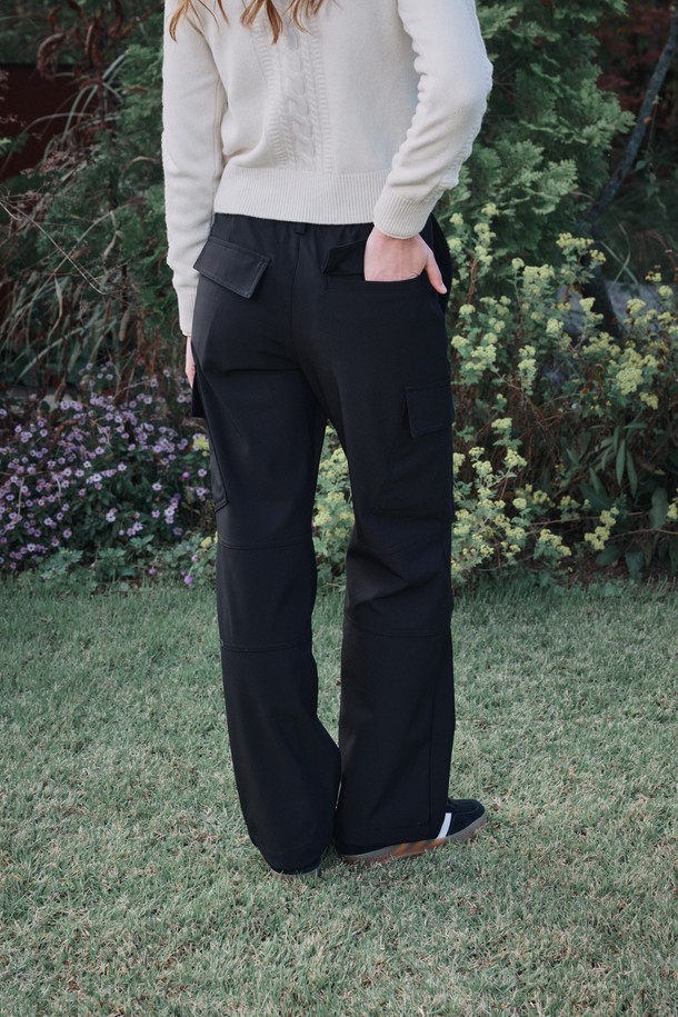 Keep warm semi wide pants (킵 웜 세미 와이드 팬츠)는 겨울 시즌 여성 골프 및 일상복으로 활용하기 좋은 기모 세미 와이드 팬츠입니다. 부드러운 촉감의 두꺼운 기모 소재로 제작되어 보온성을 높였으며, 루즈핏의 편안한 착용감을 제공합니다. 허리 뒷밴딩과 무릎 턱 디테일, 유틸리티 스타일의 주머니 디테일이 돋보이는 디자인입니다. 블랙 색상의 무지 패턴으로 캐주얼, 스포티, 미니멀 스타일을 모두 소화할 수 있습니다. 긴 기장감의 세미 와이드 핏으로 다양한 상의와 매치하여 스타일리시하게 연출할 수 있습니다.
