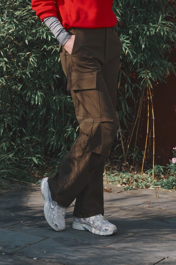 Keep warm semi wide pants (킵 웜 세미 와이드 팬츠)는 부드러운 기모 소재로 제작되어 따뜻하고 편안한 착용감을 선사하는 여성용 세미 와이드 팬츠입니다. 겨울철 추위에도 끄떡없는 두꺼운 두께감으로 보온성을 높였으며, 허리 뒷밴딩 처리로 편안한 활동성을 제공합니다. 캐주얼, 스포티, 미니멀 스타일을 모두 소화할 수 있는 활용도 높은 디자인으로, 골프룩은 물론 일상에서도 멋스럽게 연출할 수 있습니다. 무릎 턱 디테일과 유틸리티 스타일의 주머니 디테일이 돋보이며, 루즈핏으로 편안하면서도 세련된 핏을 연출합니다. 톤 다운된 브라운 컬러는 어떤 상의와도 매치하기 쉬워 데일리 팬츠로 손색없습니다.
