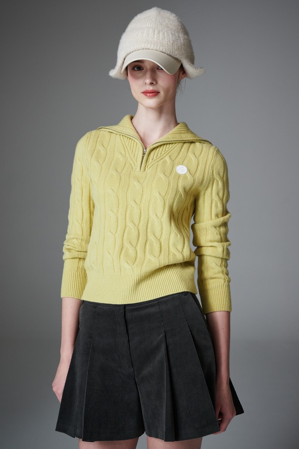 블랙 색상의 코듀로이 턱 쇼츠입니다. 초가을부터 겨울까지 착용하기 좋으며, 여성스러운 스타일을 연출합니다. A라인 핏과 두꺼운 두께, 기모 안감으로 따뜻하고 편안한 착용감을 선사합니다. 플리츠 디테일과 이너 쇼츠가 포함되어 활동성을 높였으며, 골프룩, 클래식, 미니멀, 걸리시 스타일링에 활용하기 좋습니다.
